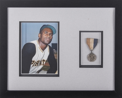 1964 Roberto Clemente Man Of The Year Medal With Photo In 15x12 Framed Display (Clemente Family LOA)